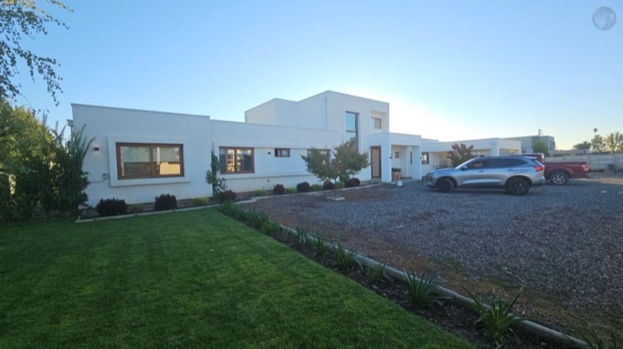 En venta amplia casa estilo mediterraneo en condominio, Talca